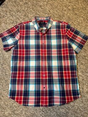 American Eagle Outfitters Men’s Red and Navy Plaid Short-Sleeve Button-Down